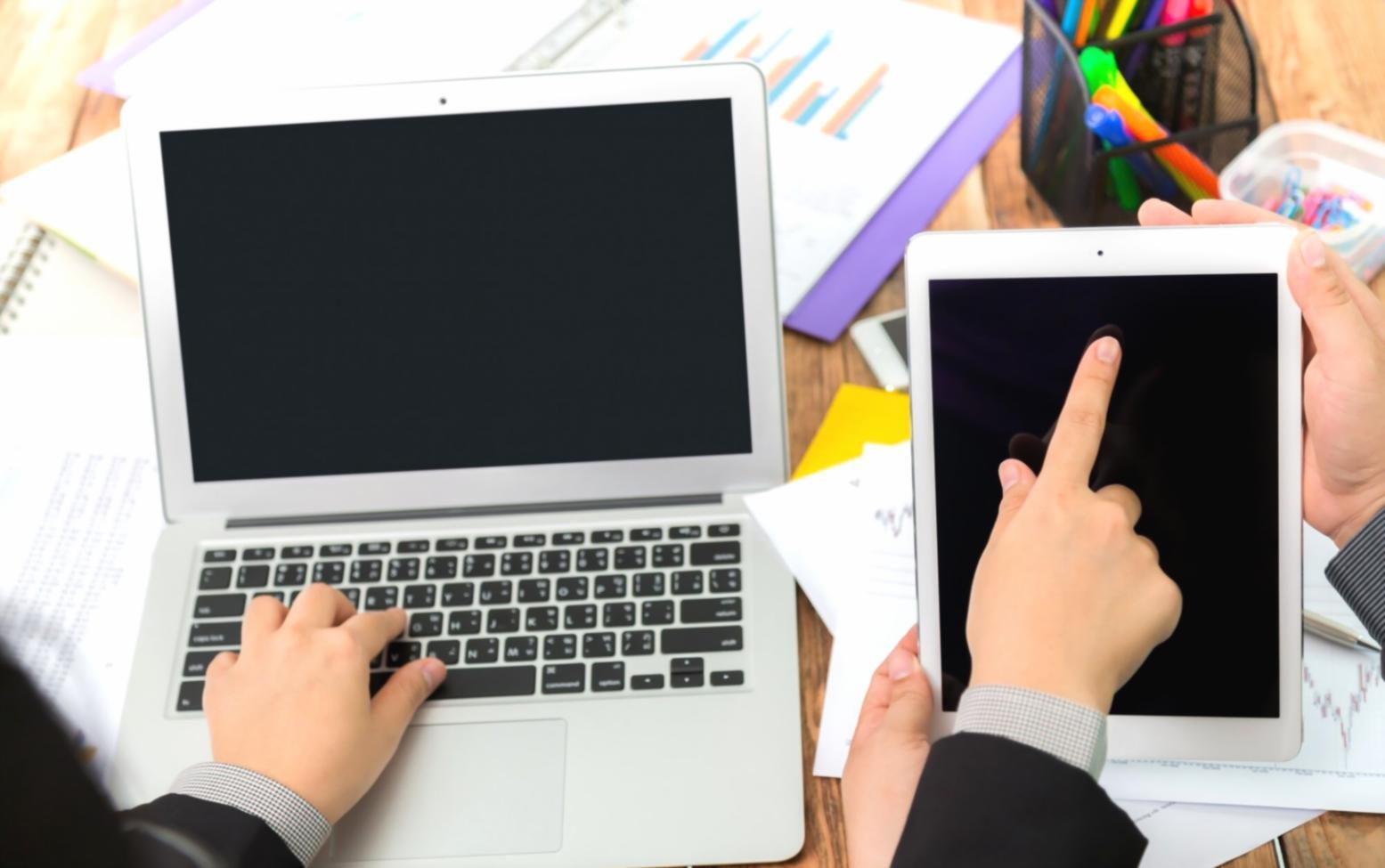 Team aziendale durante sessione di formazione web design